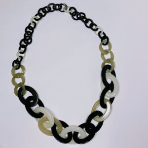 COLLAR BLACK AND WHITE