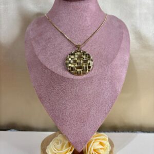 COLLAR MEDALLON TRAMA DORADA